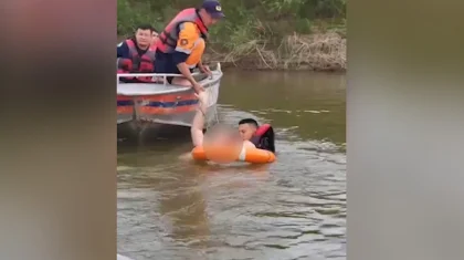 Отказывался выходить из воды: спасатели вытащили мужчину из Урала в Атырау (ВИДЕО)