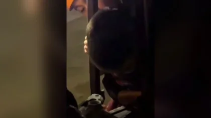 Трехлетний ребенок застрял головой в уличном заборе в Кызылорде (ВИДЕО)