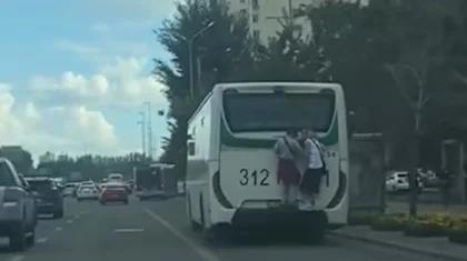 Детей-зацеперов, катавшихся на бампере автобуса в Астане, не наказали