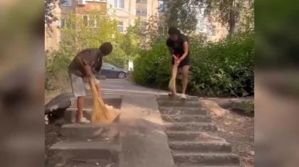 Казахстанцы активно обсуждают видео девочек, решивших навести порядок во дворе