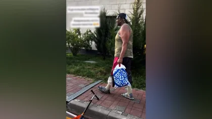 Гитарист Джей Ло пришел в гости к казахской семье и ушел с пакетом саркыта (ВИДЕО)