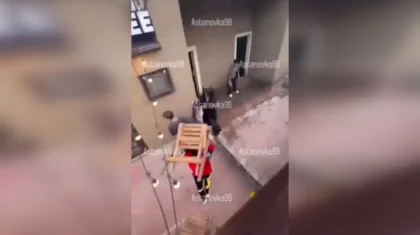 Подростки напали на «неформальных» у кофейни в Астане (ВИДЕО)