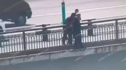 Трое полицейских предотвратили жуткую трагедию на мосту в Атырау (ВИДЕО)