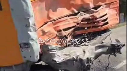 Два человека погибли в лобовом столкновении КамАЗа и легковушки в Алматинской области