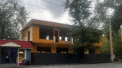 В центре Алматы сносят строящееся двухэтажное здание