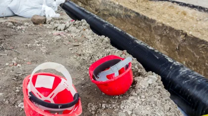 Двое рабочих пострадали при обвале грунта во время ремонта водопровода в Рудном