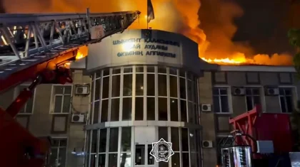 Мощный ночной пожар охватил здание акимата в Шымкенте (ВИДЕО)