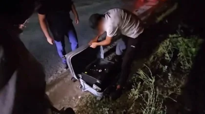Вор вынес сейф с деньгами в чемодане в Алматы (ВИДЕО)