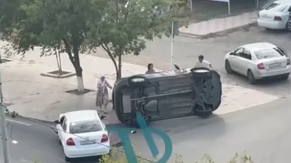 Бабушка помогла поставить на колеса перевернувшуюся машину в Атырау (ВИДЕО)