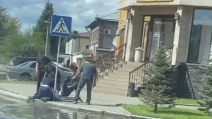 Мужчину жестоко избили возле здания полиции в Семее (ВИДЕО)