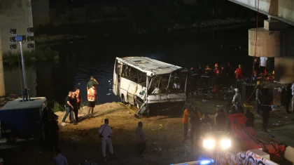 Автобус упал с моста в реку в Алжире, 18 человек погибли