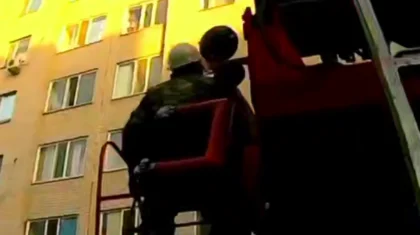 Девочка едва не сорвалась с окна многоэтажки на западе Казахстана (ВИДЕО)