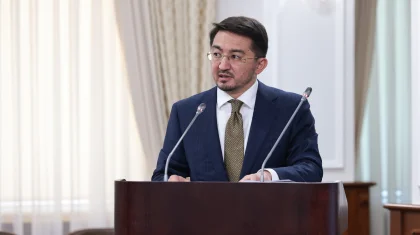 «Прибытие и отправление вагонов фиксируются на бумаге»: Мадиев заявил о простоях на железных дорогах