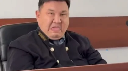 Судья в Шымкенте показал язык: назначена служебная проверка (ВИДЕО)