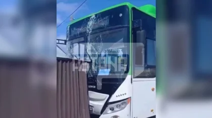 Автобус пробил забор жилого дома и врезался в опору в Атырау (ВИДЕО)