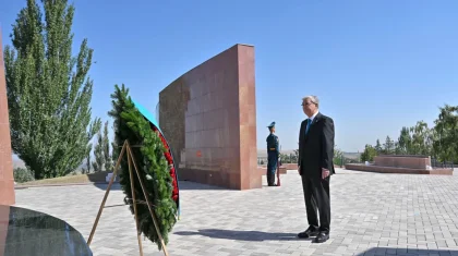 Токаев посетил мемориальный комплекс «Ата-Бейит» в Кыргызстане