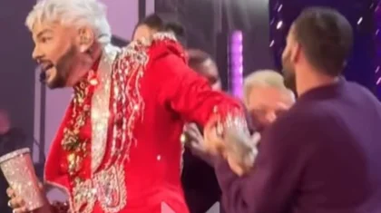 Российский певец Филипп Киркоров упал во время выступления (ВИДЕО)
