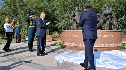 Касым-Жомарт Токаев и Садыр Жапаров открыли памятник «Золотой мост дружбы»