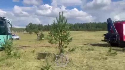 Под бурные аплодисменты туристов вытащили автобус из грязи акмолинские спасатели