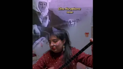 Фанатка Димаша из Чили сыграла на домбре күй Дины Нурпеисовой (ВИДЕО)
