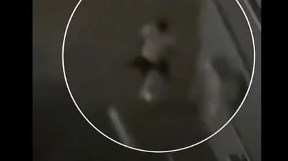 Мужчина избил девушку во дворе многоэтажки в Актау (ВИДЕО)