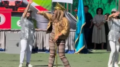 В одной из школ Алматы «Джей Ло» спела на линейке к 1 сентября