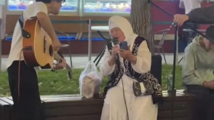 «Не забыла бывшего»: ажешка трогательно спела песню Кайрата Нуртаса на Арбате в Алматы (ВИДЕО)