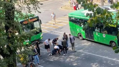 Автобус сбил двух девушек на электросамокате на «зебре» в Алматы