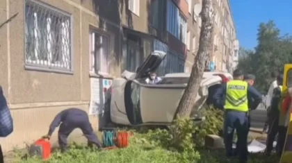 Автоледи на Subaru врезалась в пятиэтажку в Усть-Каменогорске (ВИДЕО)