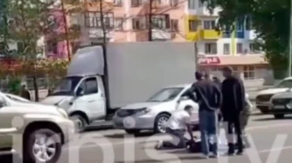 Ребенок попал под колеса Lexus в Павлодаре — его увезли в больницу (ВИДЕО)