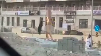 Голый мужчина справил нужду на улице в Актау (ВИДЕО)