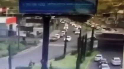 Поезд разрезал двухэтажный автобус с пассажирами в Мексике (ВИДЕО)