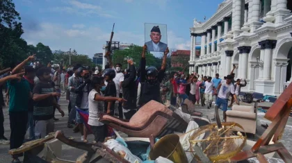 Протестующие в Непале спустили с главы Минфина штаны и прогнали по реке (ВИДЕО)