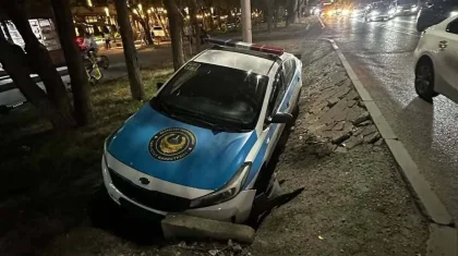 В Алматы полицейский автомобиль съехал в арык, избегая ДТП: нарушитель скрылся