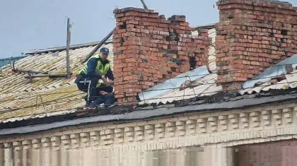 Полицейский спас потерявшего ключи мужчину от падения с крыши в Кокшетау