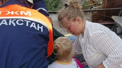 Трехлетняя девочка застряла пальцем в металлической конструкции в Таразе