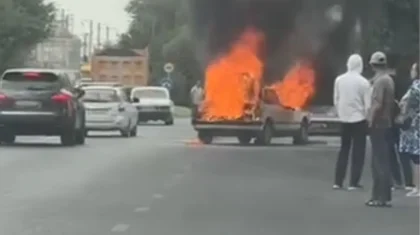 Легковушка загорелась на улице в Шымкенте, пострадал водитель (ВИДЕО)