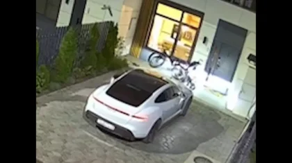 Сын известных блогеров угнал Porsche и разбил его о забор (ВИДЕО)