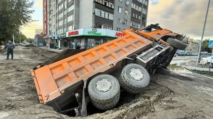 Грузовик провалился в яму на дороге в Семее