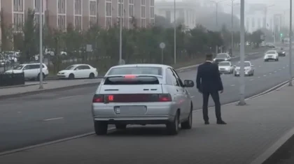 «Мужчина – красавчик»: пешеход не позволил водителю ехать по тротуару в Астане (ВИДЕО)