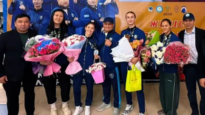 Чемпионок мира по боксу встретили в Алматы после триумфа в Англии (ВИДЕО)
