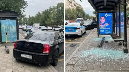 Автомобиль протаранил остановку в Алматы: пострадала 20-летняя девушка