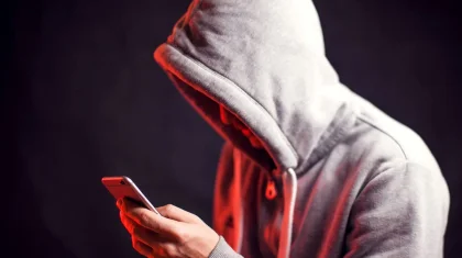 Преступления в прямом эфире: 18-летний парень воровал деньги на стримах в ВКО