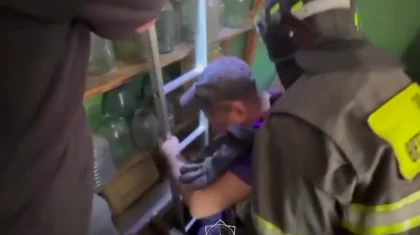 Казахстанец провалился в подвал и не мог выбраться (ВИДЕО)