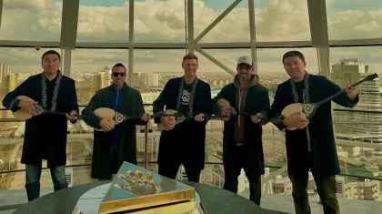 Солисты Backstreet Boys показали поклонникам «Байтерек» и флаг Казахстана