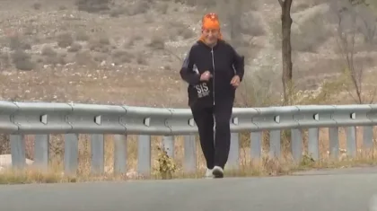 84-летняя бабушка, у которой 48 внуков, каждый день выходит на пробежку в Жетысу (ВИДЕО)