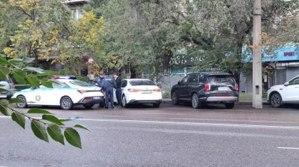 «Оказала сопротивление»: пьяная пассажирка устроила скандал с таксистом и полицейскими в Алматы (ВИДЕО)