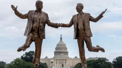Неизвестные установили в Вашингтоне скульптуру Трампа и Эпштейна, держащихся за руки