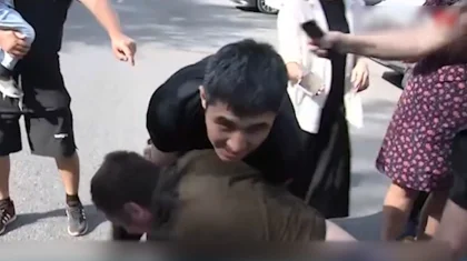 Мужчину-инвалида пытались силой увезти на психиатрическую экспертизу в Алматы (ВИДЕО)