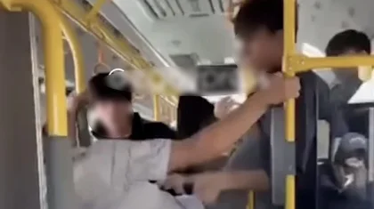 Пинали друг друга на глазах у людей: пассажиры устроили мордобой в автобусе в Астане (ВИДЕО)